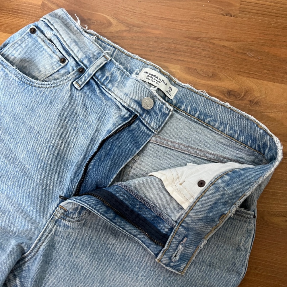 Abercrombie 90s High Rise Straight Jeans – Light Wash, Size 28 - Picture 5 of 6
